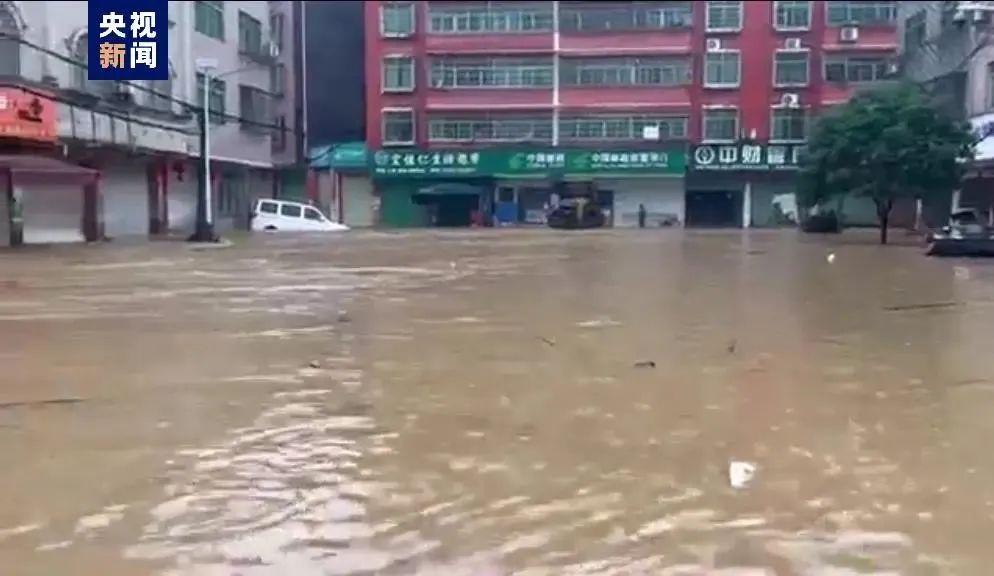 特大暴雨预警最新，如何应对与防范